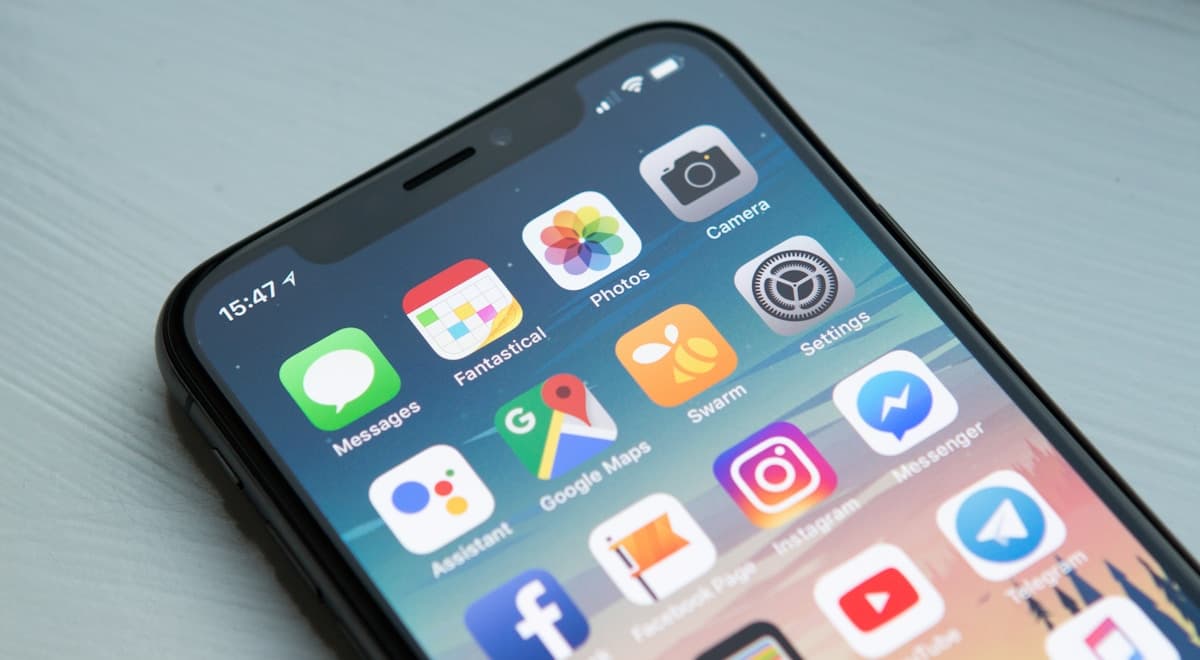 Pantalla de celular mostrando diferentes apps de finanzas personales populares en México
