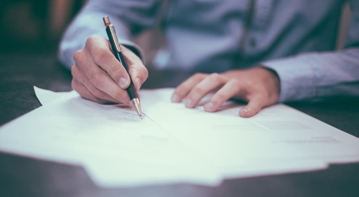 Persona rompiendo el ciclo de vivir quincena a quincena con un plan financiero