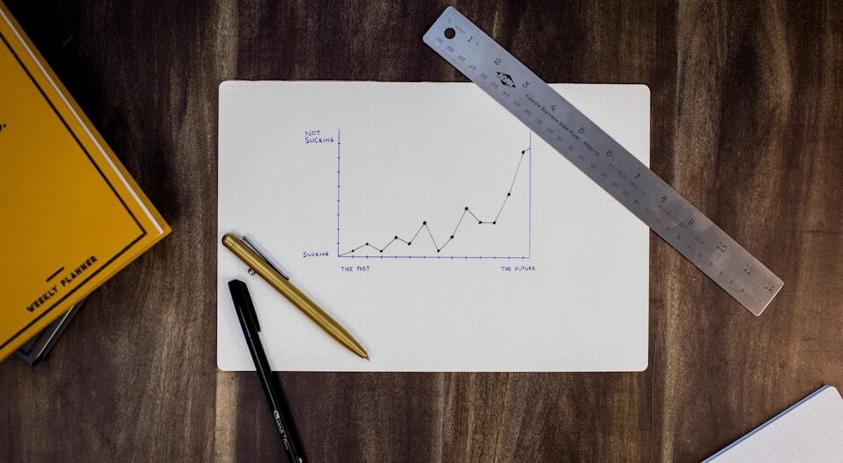 Comparativa visual entre una hoja de cálculo Excel y una app de presupuesto en celular
